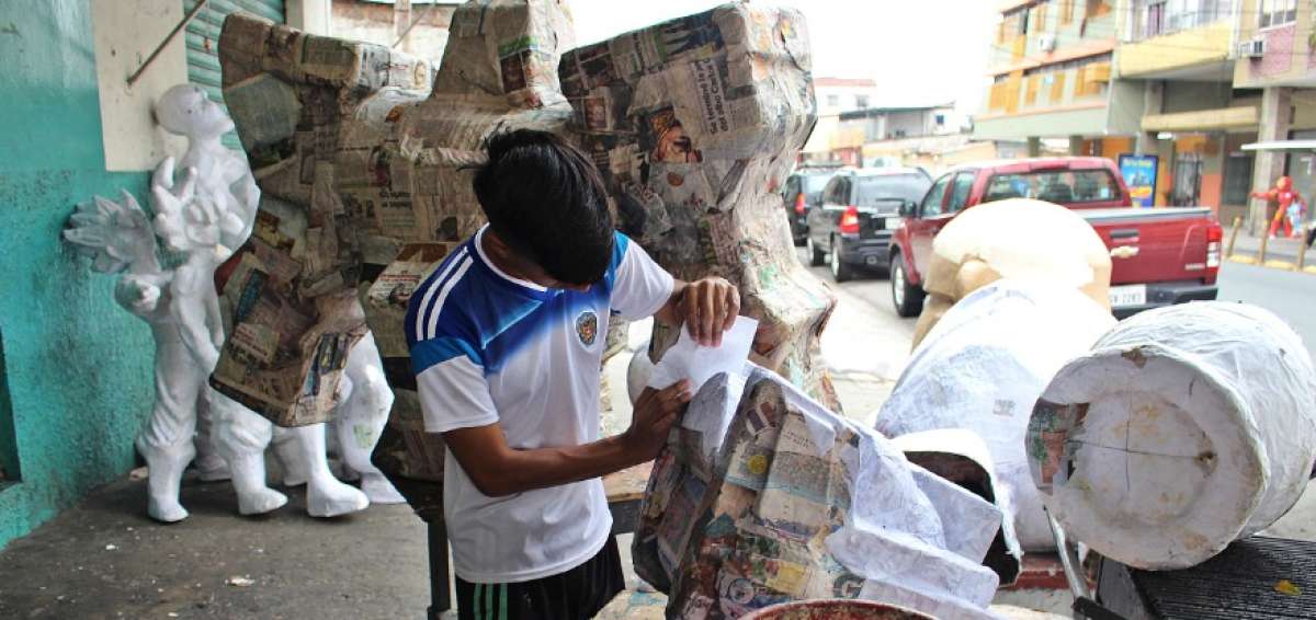 En los &uacute;ltimos meses del a&ntilde;o se activan talleres en la calle 6 de Marzo, donde se fabrican los monigotes.