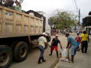 La tarde de este martes recolectores de basura trabajaron con normalidad. Foto: Cortes&iacute;a GAD de Muisne