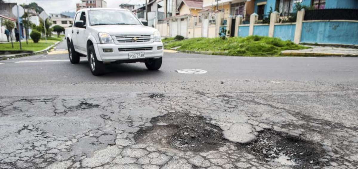 En la Villaflora, sus moradores se muestran preocupados ante la posibilidad de que ocurran accidentes mientras los conductores sortean los baches. 