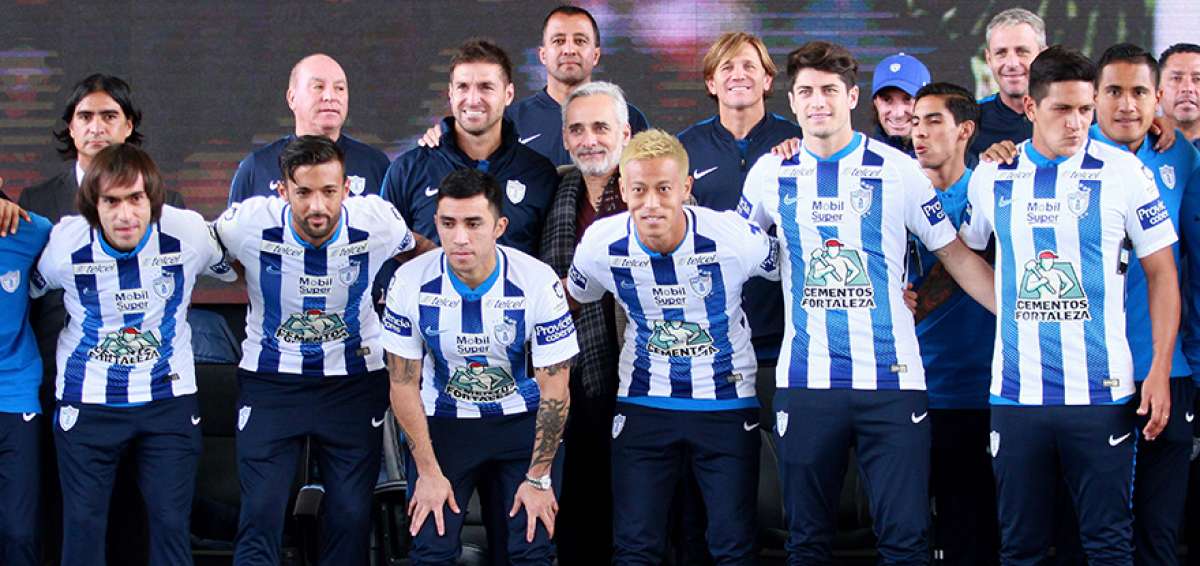Keisuke Honda (en el centro con el pelo te&ntilde;ido de rubio) posa junto a sus nuevos compa&ntilde;eros durante la presentaci&oacute;n de los nuevos refuerzos.            