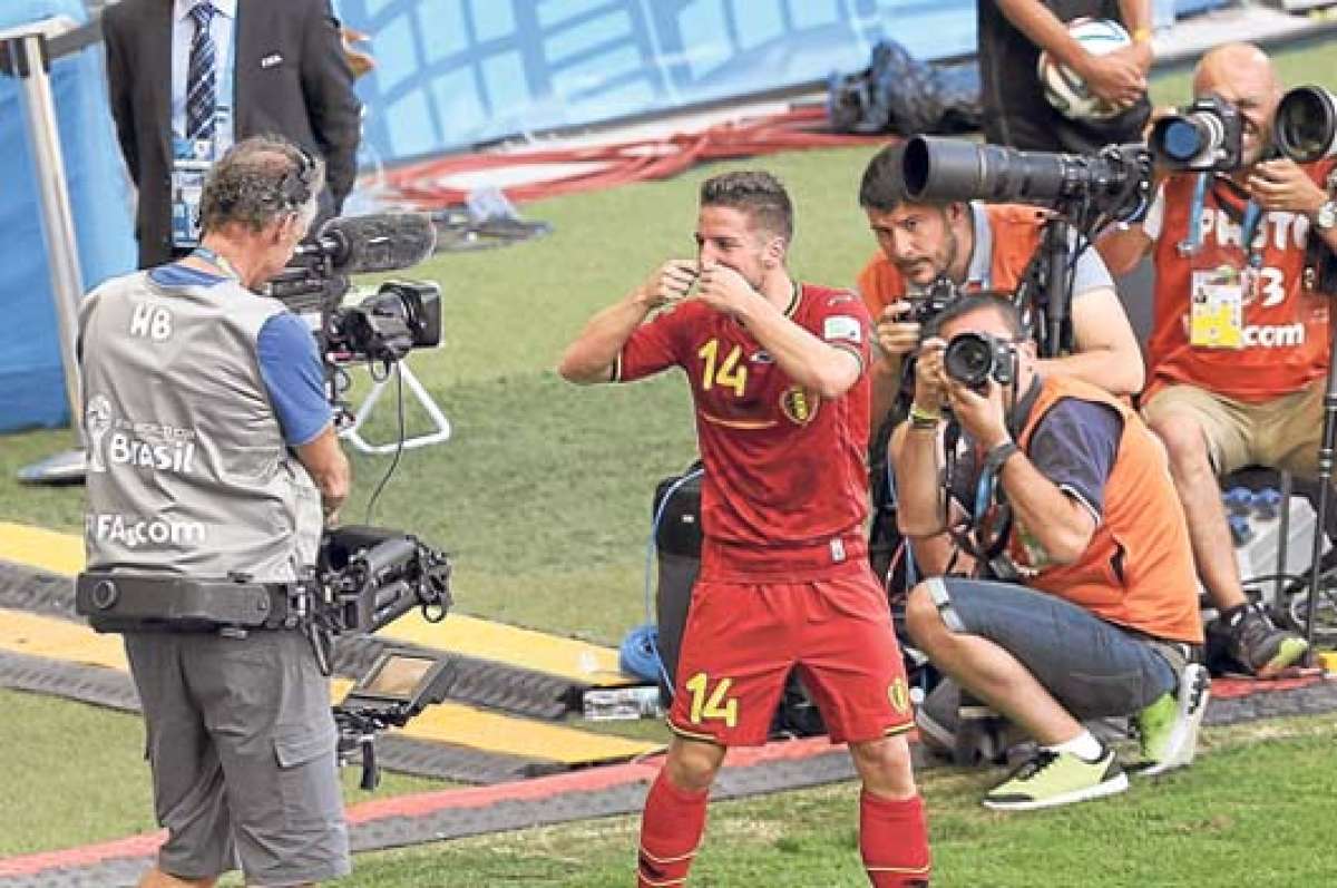 El volante belga Dries Mertens celebra ante las c&aacute;maras de televisi&oacute;n el gol de la victoria. Foto: EFE.