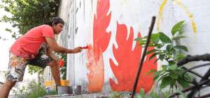 Un pared&oacute;n atr&aacute;s de la Facultad de Comunicaci&oacute;n Social de la Universidad de Guayaquil, en la ciudadela Quiqu&iacute;s, cambi&oacute; en tres horas su aspecto deteriorado. Ahora exhibe un colorido mural.  