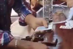 Un velorio fuera de lo com&uacute;n: jugaron p&oacute;ker sobre el ata&uacute;d en Salitre