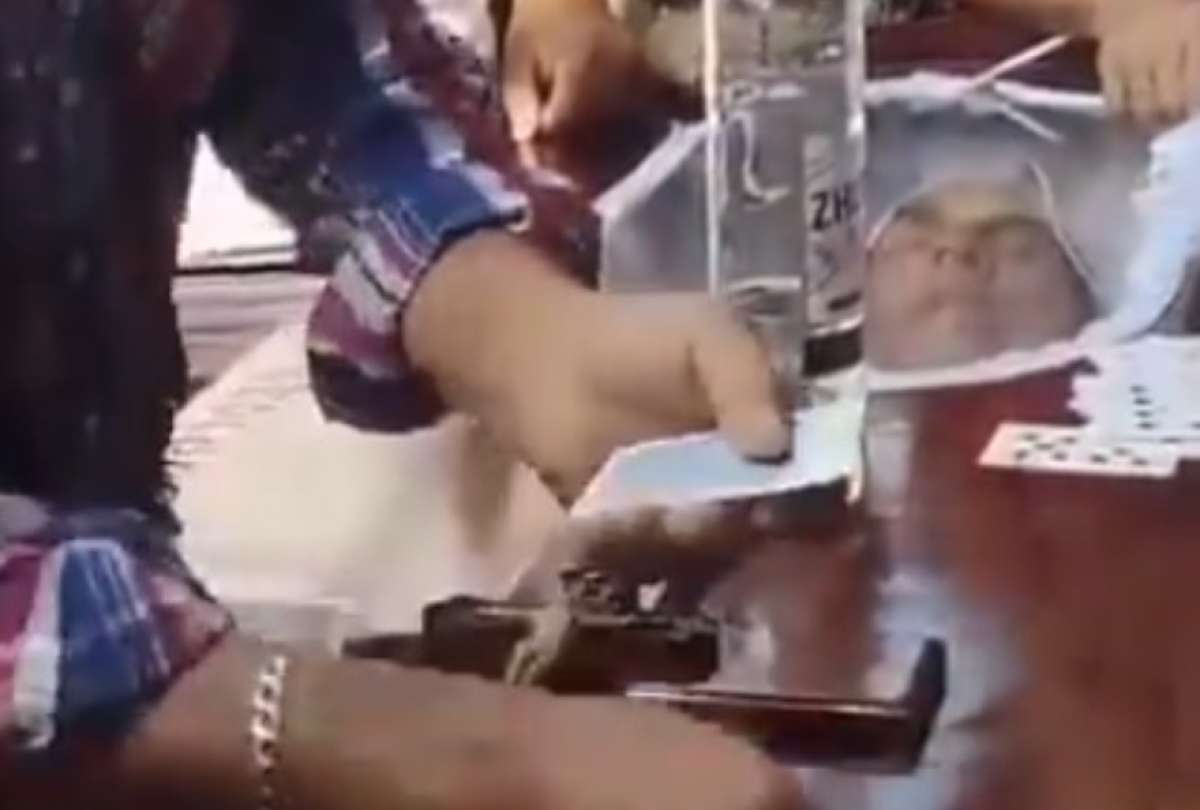 Un velorio fuera de lo com&uacute;n: jugaron p&oacute;ker sobre el ata&uacute;d en Salitre