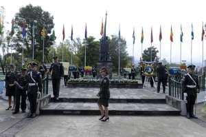 C&uacute;pula policial llev&oacute; un ramo con el escudo de la instituci&oacute;n al Monumento de los H&eacute;roes. Foto: Marco Salgado