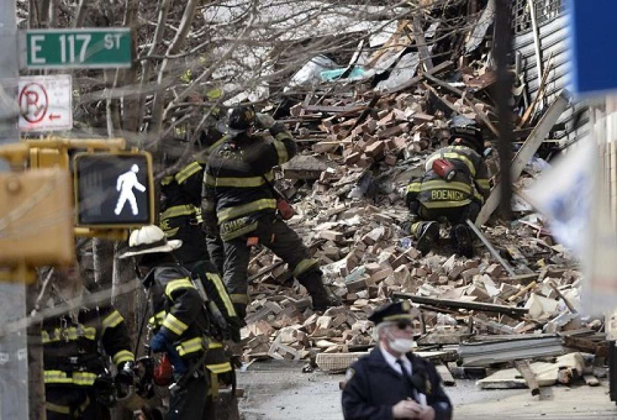 Los socorristas hallaron el jueves por la noche un cuerpo m&aacute;s entre los escombros de los dos edificios que se desplomaron. Foto: EFE