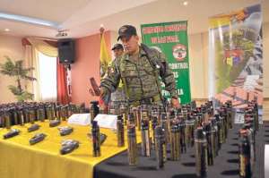 Alrededor de 300 frascos de gas pimienta caducado fueron decomisados en los controles realizados a compa&ntilde;&iacute;as de seguridad. Adem&aacute;s, 8 rev&oacute;lveres que presentaban irregularidades, como n&uacute;meros de serie clonados. Foto: Cortes&iacute;a