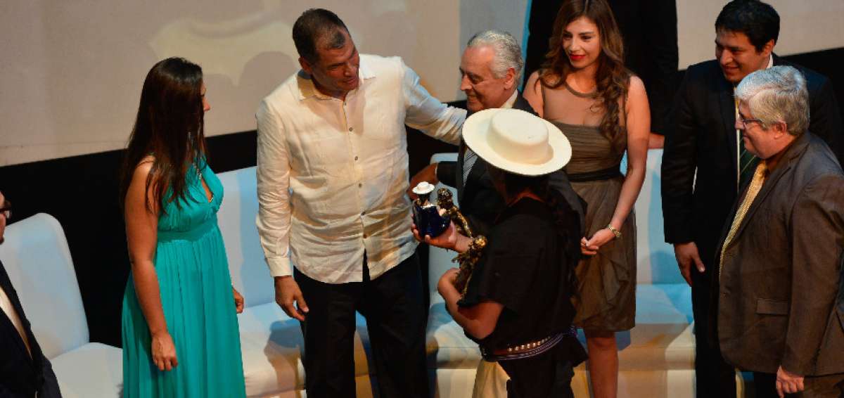 El presidente Rafael Correa entreg&oacute; el premio en la categor&iacute;a Di&aacute;logo de Saberes. El galard&oacute;n lo recibieron el rector de la UTPL y el presidente del Consejo de Sanadores Comunitarios de Saraguro, Orlango Gual&aacute;n. 