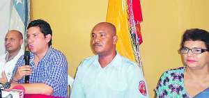 Los miembros del sindicato de trabajadores del Cuerpo de Bomberos mostraron los documentos que han enviado a las autoridades competentes.