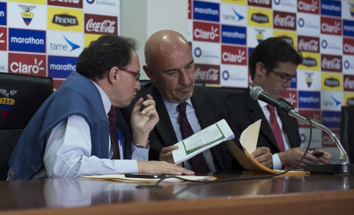 Santiago Rivadeneira (centro), presidente de Deportivo Quito, explic&oacute; que se enviaron cartas a todos los acreedores para que se acepte el pedido de moratoria. Foto: Marco Salgado/ EL TEL&Eacute;GRAFO