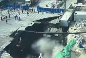 El socav&oacute;n se produjo tras una fuga de agua