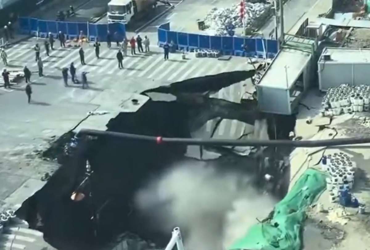 El socav&oacute;n se produjo tras una fuga de agua