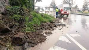 Deslizamiento de tierra en la v&iacute;a Guayllabamba. Agentes de tr&aacute;nsito ayudan a controlar el paso de los veh&iacute;culos. Foto: Cortes&iacute;a