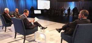 El presidente de la Rep&uacute;blica, Rafael Correa (derecha) fue entrevistado el martes por Carlos Rabascall, Alberto Padilla y Orlando P&eacute;rez.