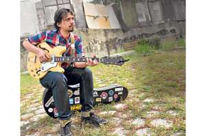 Aunque es venezolano, Ulises Hadjis tiene mucha influencia del rock argentino y brit&aacute;nico. Entre sus referentes constan Fito P&aacute;ez, Charly Garc&iacute;a, Sting y m&aacute;s. Foto: William Orellana / El Tel&eacute;grafo