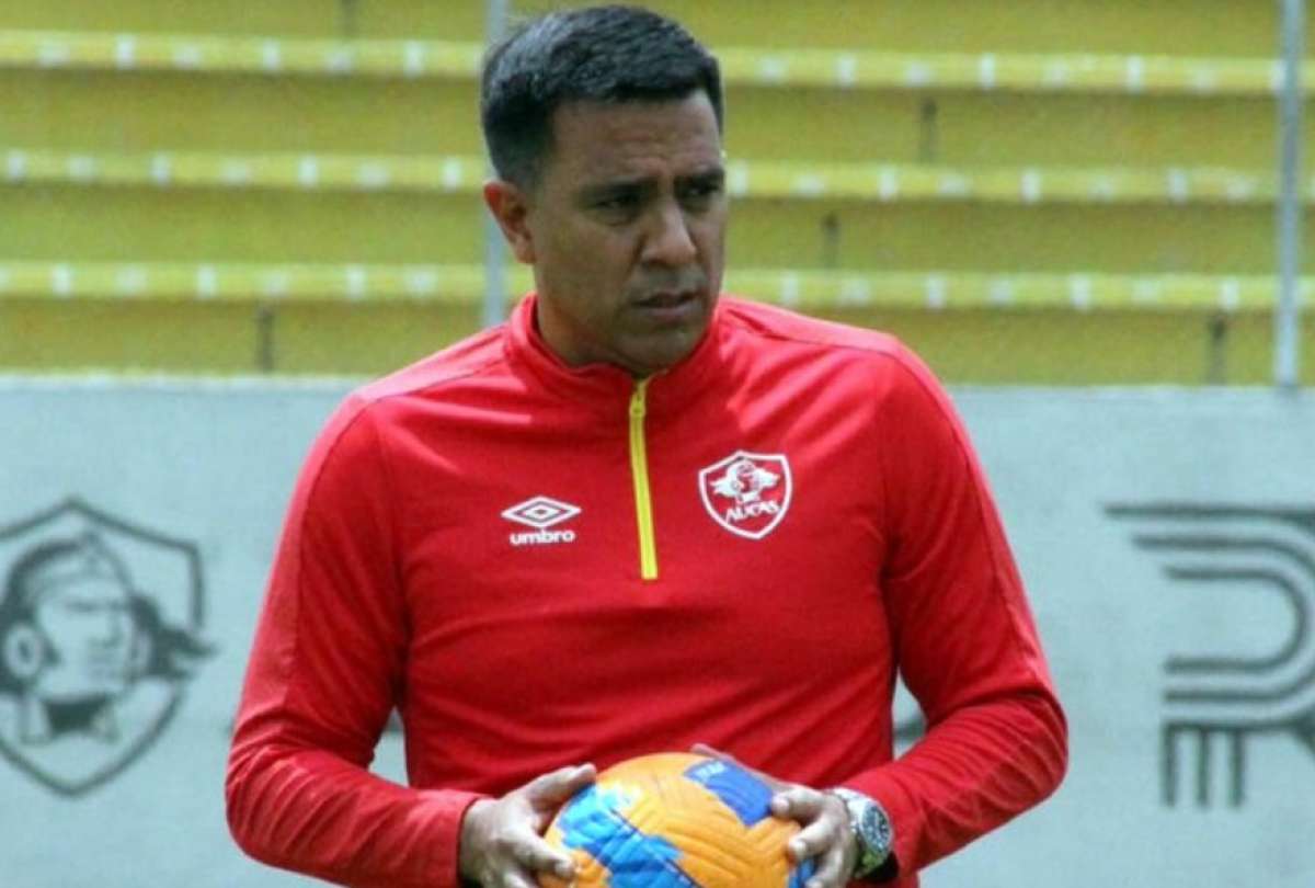 César Farías permanecerá con Aucas durante la temporada 2023.