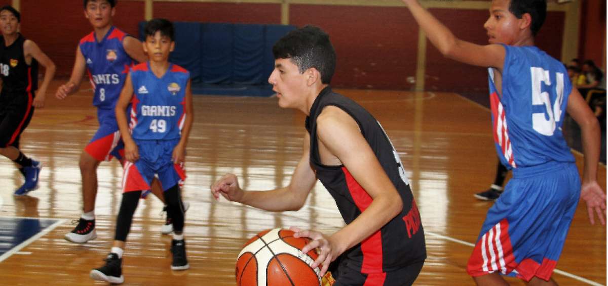 Juan Pablo Soto (c), basquetbolista pichinchano.
