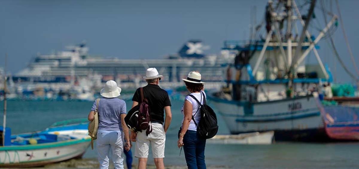 Visitantes nacionales y extranjeros frecuentan a diario el puerto manabita, atra&iacute;dos por sus playas, gastronom&iacute;a y sitios de recreaci&oacute;n.  