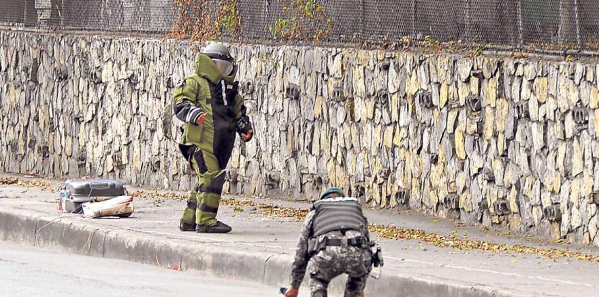Agentes del GIR atienden un caso de posible bomba en el km 1,5 de la avenida Carlos Julio Arosemena.