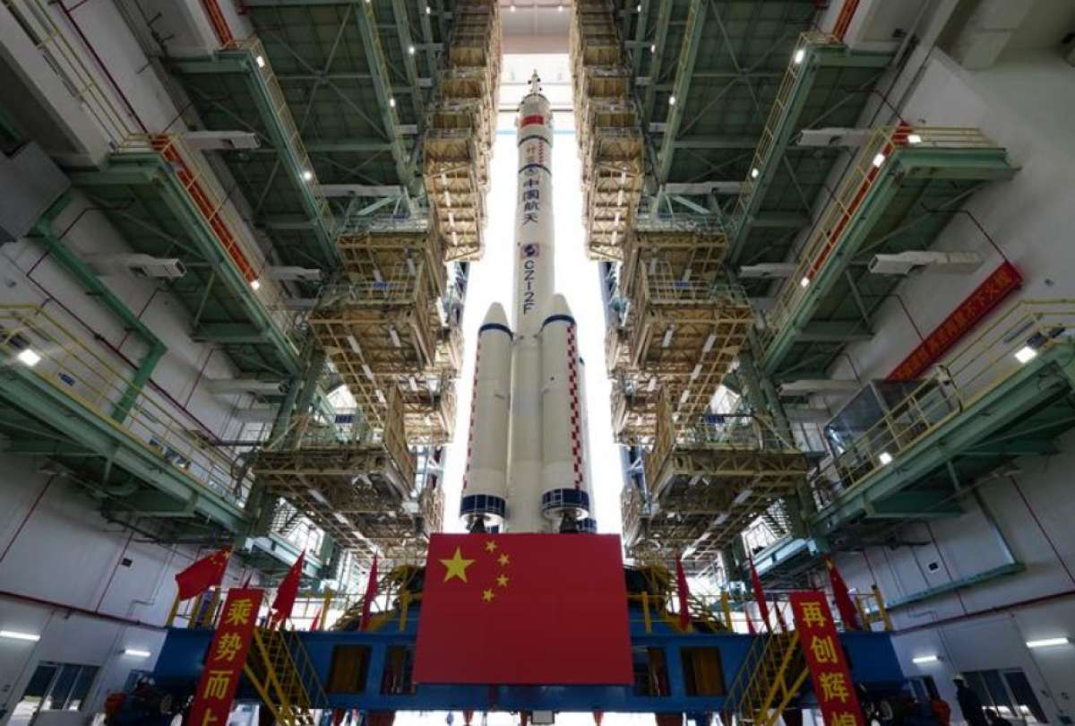 China logró el lanzamiento de una nave espacial a apoyo a los astronautas de la estación espacial. 