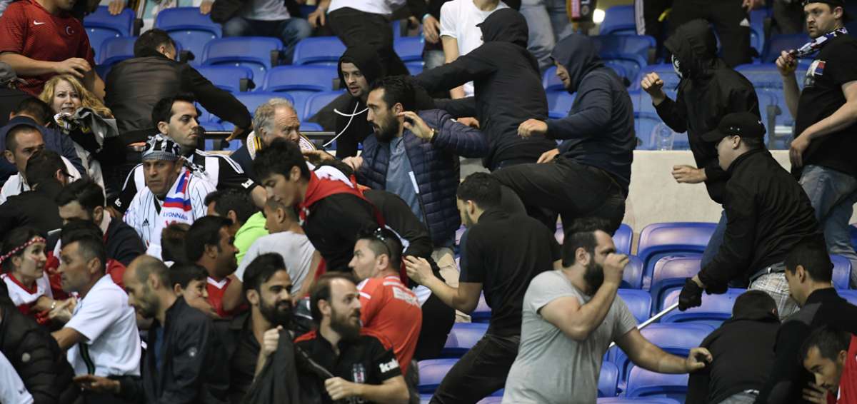 Hinchas invaden el c&eacute;sped antes del Lyon-Besiktas de Europa League