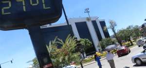 Los term&oacute;metros de los relojes instalados en las avenidas de Cuenca registraron altas temperaturas.