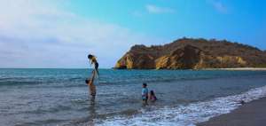 Para poder entrar a la playa de Los Frailes, los visitantes son registrados para evitar que ingresen con alimentos al lugar.