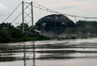 Colapso del puente Gonzalo Cornejo en Daule deja vehículos caídos al río
