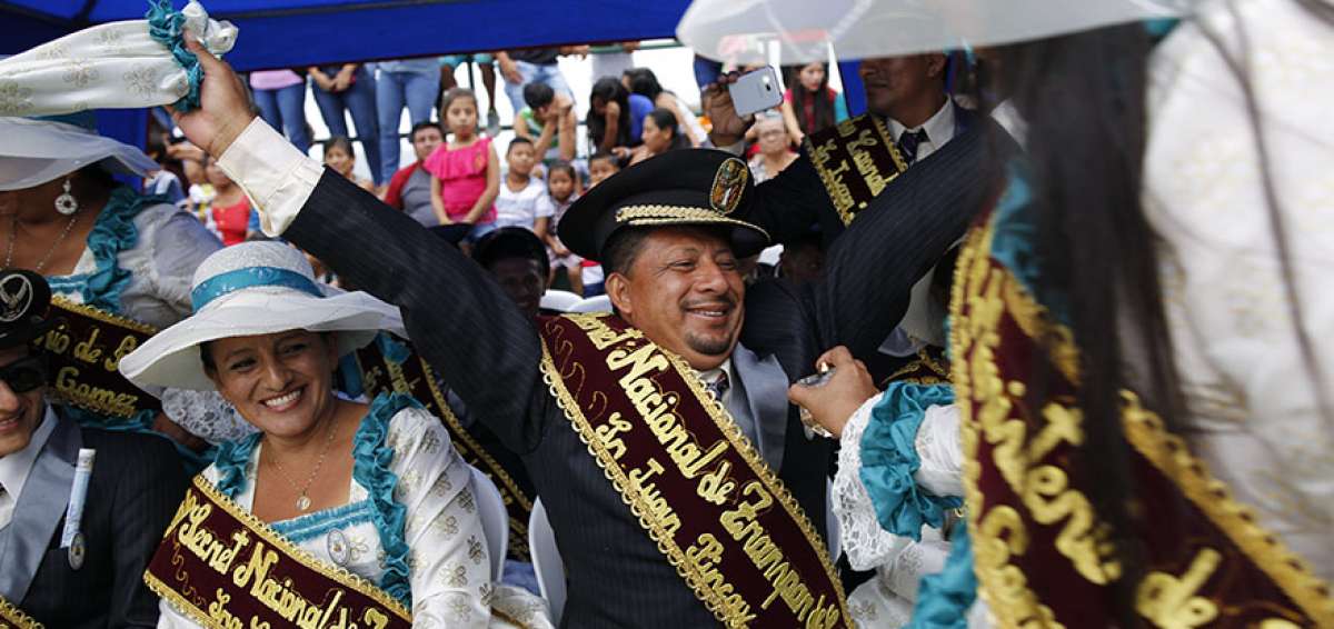 Los miembros del gobierno de los negros recibieron el ba&ntilde;o de perfume por parte de los blancos.