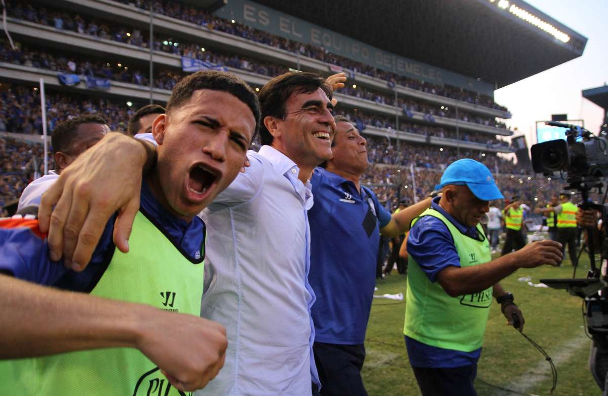 El t&eacute;cnico de Emelec festejando con el juvenil Robert Burbano. Foto: C&eacute;sar M&uacute;&ntilde;oz / Cortes&iacute;a Andes