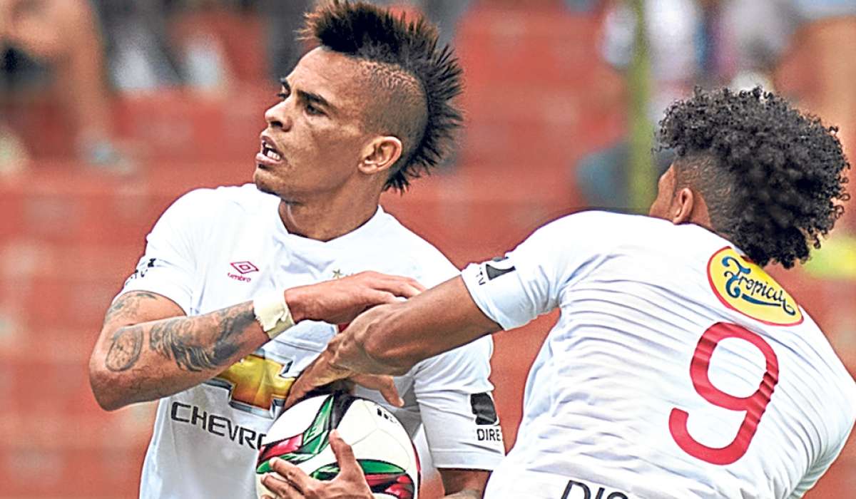 El delantero Jonathan &Aacute;lvez (izq.) ser&aacute; la principal carta de gol de los &lsquo;albos&rsquo; ante River Plate, campe&oacute;n vigente de la Copa Sudamericana. Foto: John Guevara / El Tel&eacute;grafo