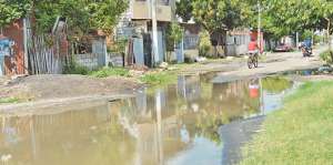 En Miami Beach, cooperativa del sur de Guayaquil, los vecinos no pueden caminar luego de una fuerte lluvia. Fotos: William Orellana / El Tel&eacute;grafo