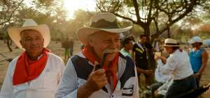 Hern&aacute;n Zambrano (fumando pipa) se uni&oacute; al grupo de caballistas para participar en la ruta Eloy Alfaro. &Eacute;l es del cant&oacute;n Olmedo, sureste de Manab&iacute;.  