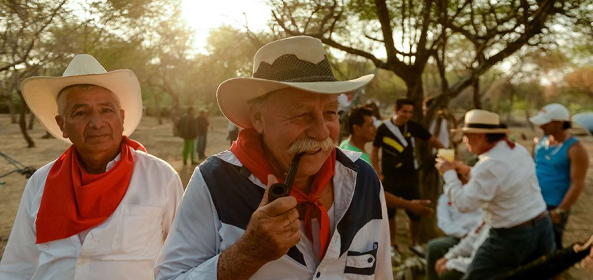Hern&aacute;n Zambrano (fumando pipa) se uni&oacute; al grupo de caballistas para participar en la ruta Eloy Alfaro. &Eacute;l es del cant&oacute;n Olmedo, sureste de Manab&iacute;.  