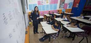 Los ni&ntilde;os de tercero de b&aacute;sica del colegio SEK de Quito, al igual que todos los estudiantes del plantel, reciben una hora a la semana de mandar&iacute;n. La profesora Ruyu Xue les ense&ntilde;a la canci&oacute;n &ldquo;La madrugada de la primavera&rdquo;. El canto es b&aacute;sico para lograr una buena entonaci&oacute;n y pronunciaci&oacute;n del idioma chino.