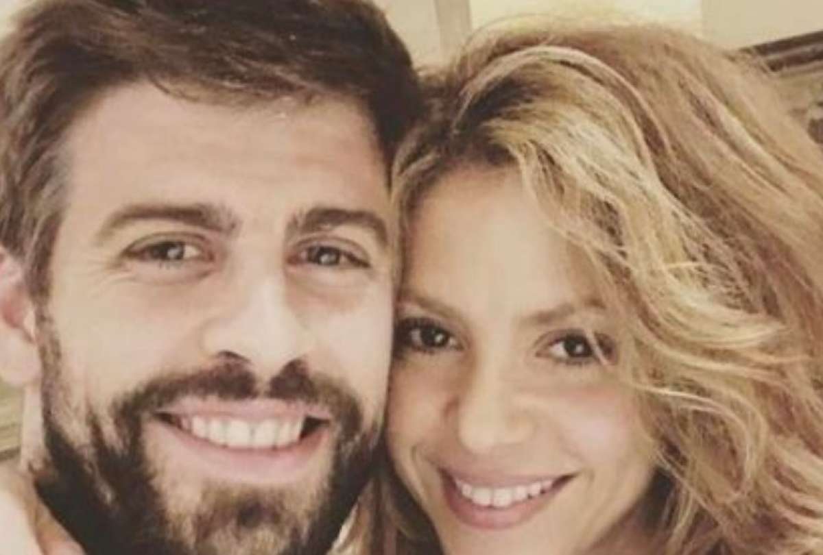 Piqué publicó la foto con su nueva novia en la red social donde aún tiene imágenes con Shakira