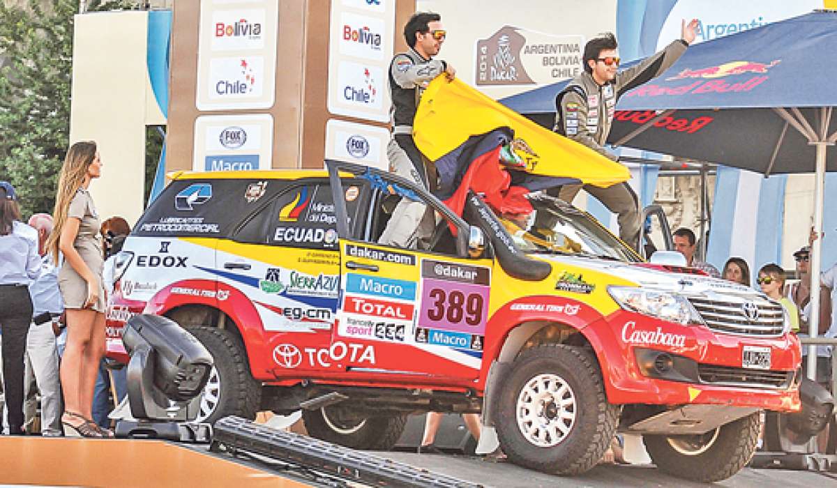 El piloto ecuatoriano Sebasti&aacute;n Guayasam&iacute;n (der.) junto a su copiloto, el argentino Mauro L&iacute;pez, en la partida del Rally Dakar en Buenos Aires. Foto: Cortes&iacute;a