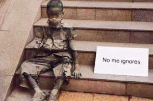 Bansky ha pintado recientemente, en una escalera, a un ni&ntilde;o que bien podr&iacute;a ser un betunero de Guayaquil. Foto: Cortes&iacute;a.
