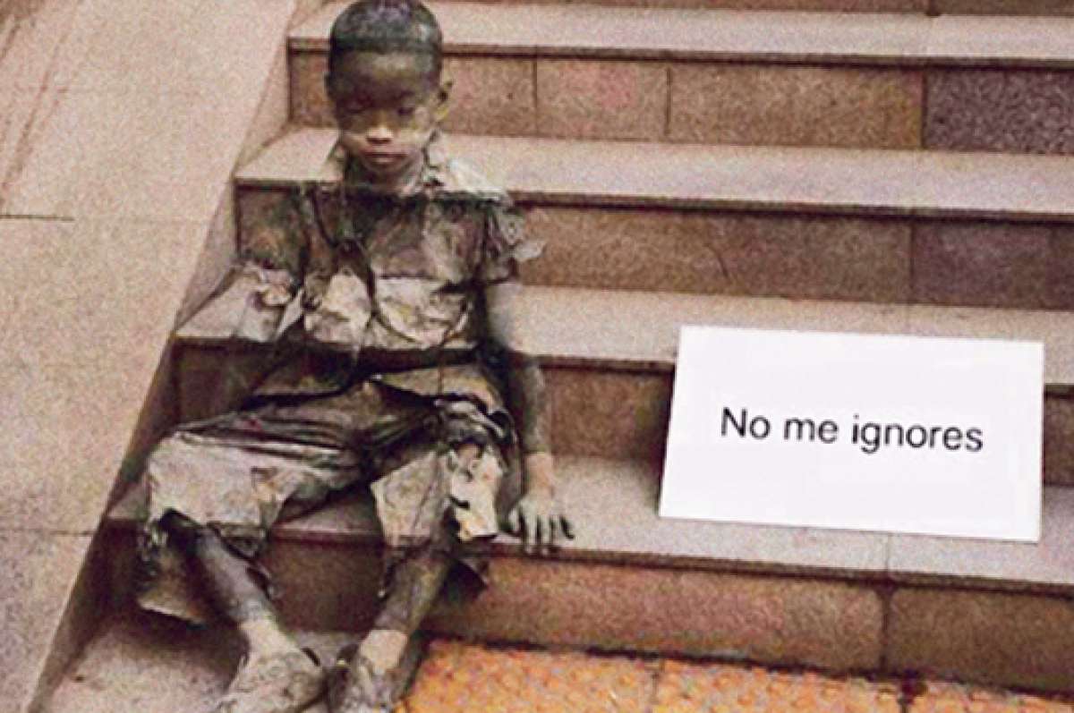 Bansky ha pintado recientemente, en una escalera, a un ni&ntilde;o que bien podr&iacute;a ser un betunero de Guayaquil. Foto: Cortes&iacute;a.