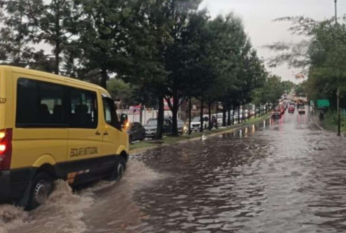 Las lluvias ocasionaron varias emergencias la tarde de este lunes en Quito.