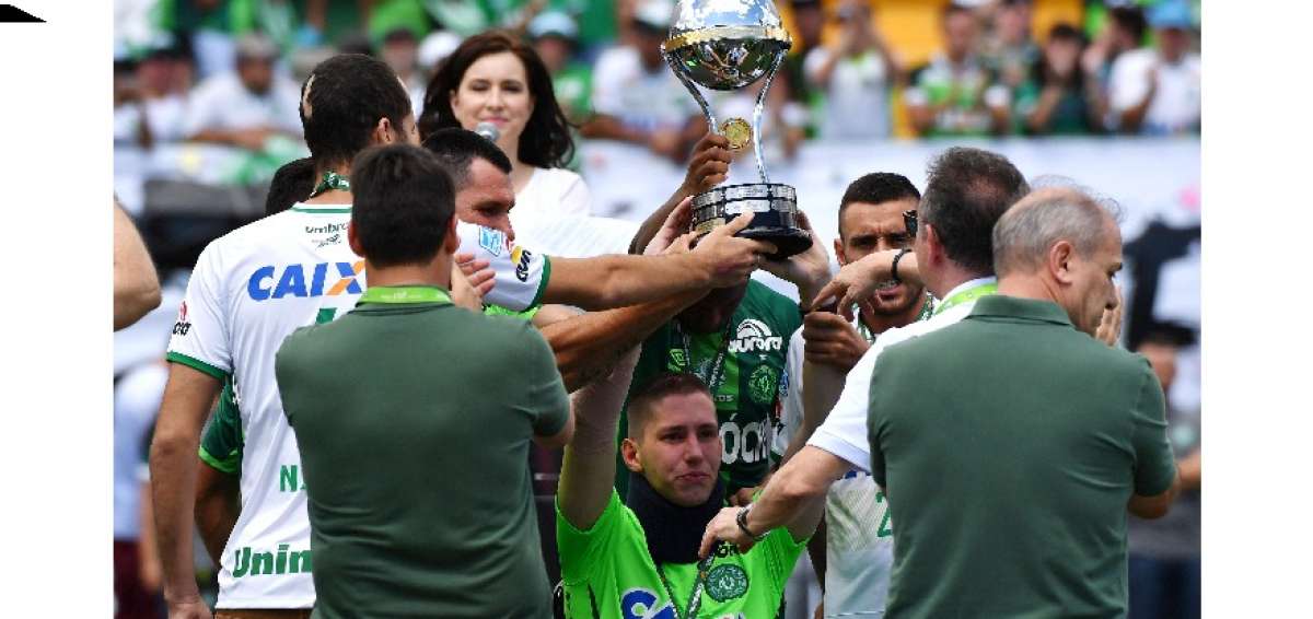 El momento en que los tres sobrevivientes del accidente del pasado noviembre levantan el trofeo como campeones de la Copa Sudamericana.
