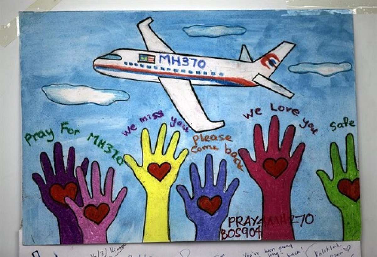 Mensajes de apoyo a los pasajeros del avi&oacute;n desaparecido de Malaysia Airlines en el aeropuerto internacional de Kuala Lumpur. Foto: EFE