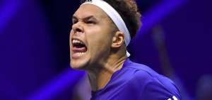 &rarr;Jo-Wilfried Tsonga celebra uno de los puntos ante Steve Darcis. 