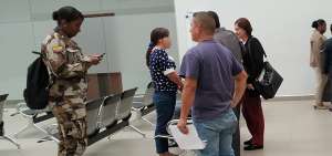 La acusada Olga E.C. conversando con allegados durante uno de los siete d&iacute;as de audiencia.