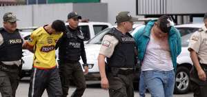 Los detenidos fueron llevados a la Unidad de Delitos Flagrantes de Guayaquil, donde esperaban comparecer en audiencia.     