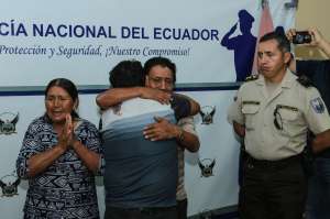 Manuel Guam&aacute;n (de espaldas) se abraza con sus padres, tras ser rescatado por personal de la Unase.