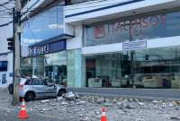 La carrocería de un vehículo todoterreno quedó dañada, tras el colapso de una estructura.