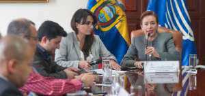 La canciller Mar&iacute;a Fernanda Espinosa (d) particip&oacute; de un conversatorio con medios de comunicaci&oacute;n la tarde del jueves.