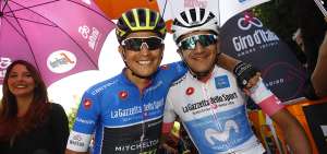 El colombiano Esteban Chaves (i) abraza a Richard Carapaz, que el 12 de este mes gan&oacute; una etapa del Giro (octava), hecho sin precedentes en el pa&iacute;s.