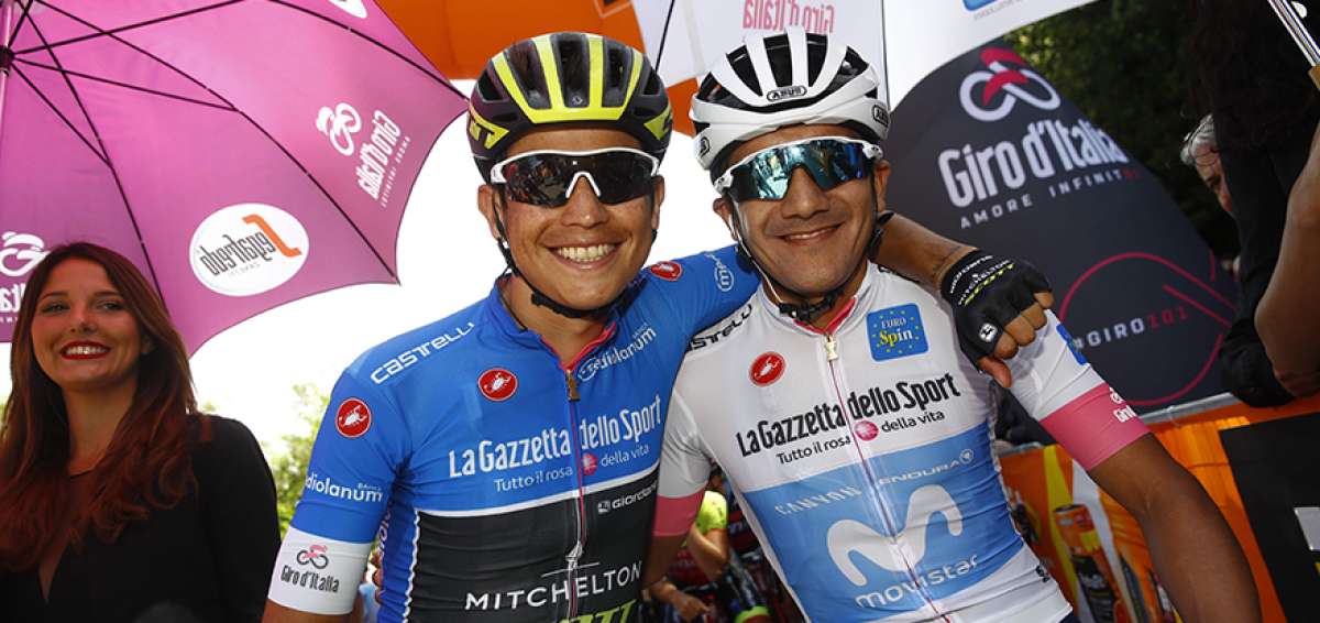 El colombiano Esteban Chaves (i) abraza a Richard Carapaz, que el 12 de este mes gan&oacute; una etapa del Giro (octava), hecho sin precedentes en el pa&iacute;s.